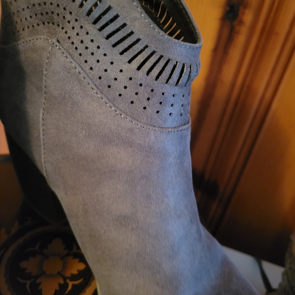 Boots - Picture 2 of 4